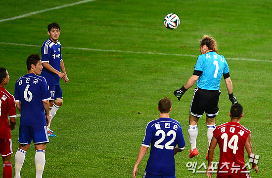 25일 서울 상암 서울월드컵경기장에서 열린 2014 하나은행 K리그 올스타 with TEAM 박지성 경기에 김병지가 골문을 비우고 공격에 가담해 상대 골문에 헤딩슛을 하고 있다. ⓒ 엑스포츠뉴스