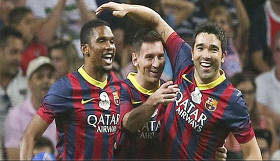 26일 포르투갈 포르투에서 열린 데쿠 은퇴경기 포르투 2004 vs 바르셀로나 2006에서 후반 리오넬 메시의 득점에 사무엘 에투와 데쿠가 함께 기쁨을 나누고 있다. ⓒ 유튜브 동영상 캡쳐