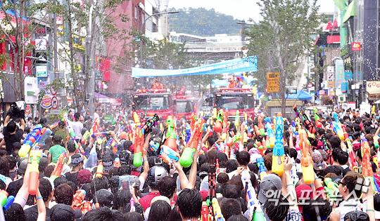 신촌물총축제에 등장한 소방차 퍼레이드