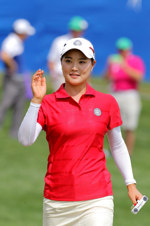 유소연이 LPGA 인터내셔널 크라운 결승전에서 갤러리들의 환호에 답례하고 있다 ⓒ 하나금융그룹 제공