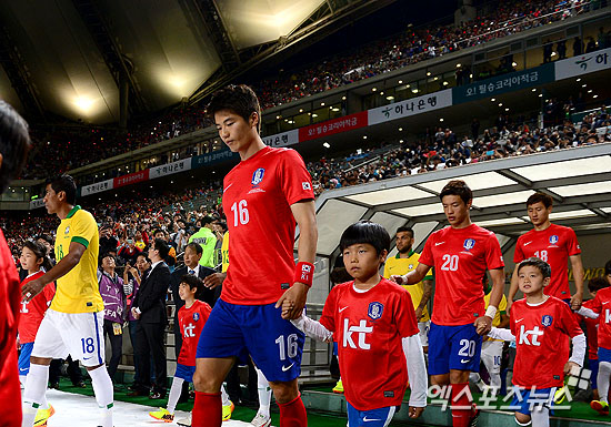 새로 선임될 축구대표팀 사령탑에게 아시안컵에 대한 부담은 한 층 줄어들 것으로 보인다. 사진은 지난 브라질과의 평가전 당시 한국축구대표팀 ⓒ 엑스포츠뉴스DB