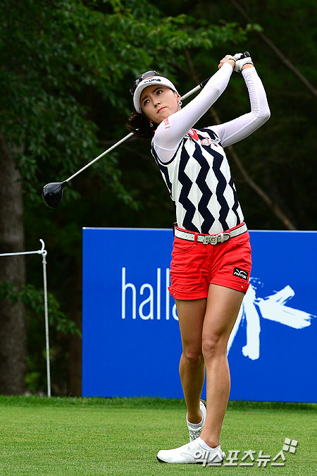 윤채영이 'KLPGA 제주 삼다수 마스터스' 1라운드에서 티샷을 하고 있다 ⓒ 엑스포츠뉴스DB