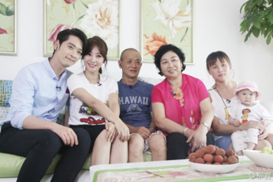 중국 배우 류옌이 가상 커플인 2PM의 멤버 찬성과 함께한 가족사진을 공개했다. ⓒ 류옌 웨이보