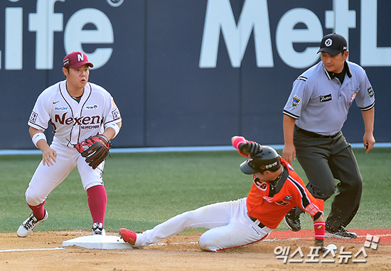 슬라이딩하는 이용규 ⓒ 목동, 김한준 기자