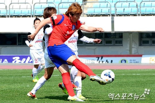 8일 오후 경기도 파주공설운동장에서 열린 여자축구대표팀 연습경기 대한민국과 베트남의 경기에 전반 박은선이 선제골을 터트리고 있다. ⓒ 엑스포츠뉴스