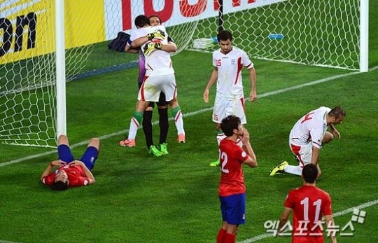 18일 오후 울산 문수축구경기장에서 열린 2014 브라질월드컵 아시아지역 최종예선 A조 최종전 한국 대 이란의 경기에 한국이 연속된 찬스를 무산시키자 한국 선수들이 좌절하고 이란 선수들은 환호하고 있다. ⓒ 엑스포츠뉴스