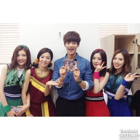 레드벨벳 데뷔 인증샷 ⓒ 레드벨벳 공식 페이스북