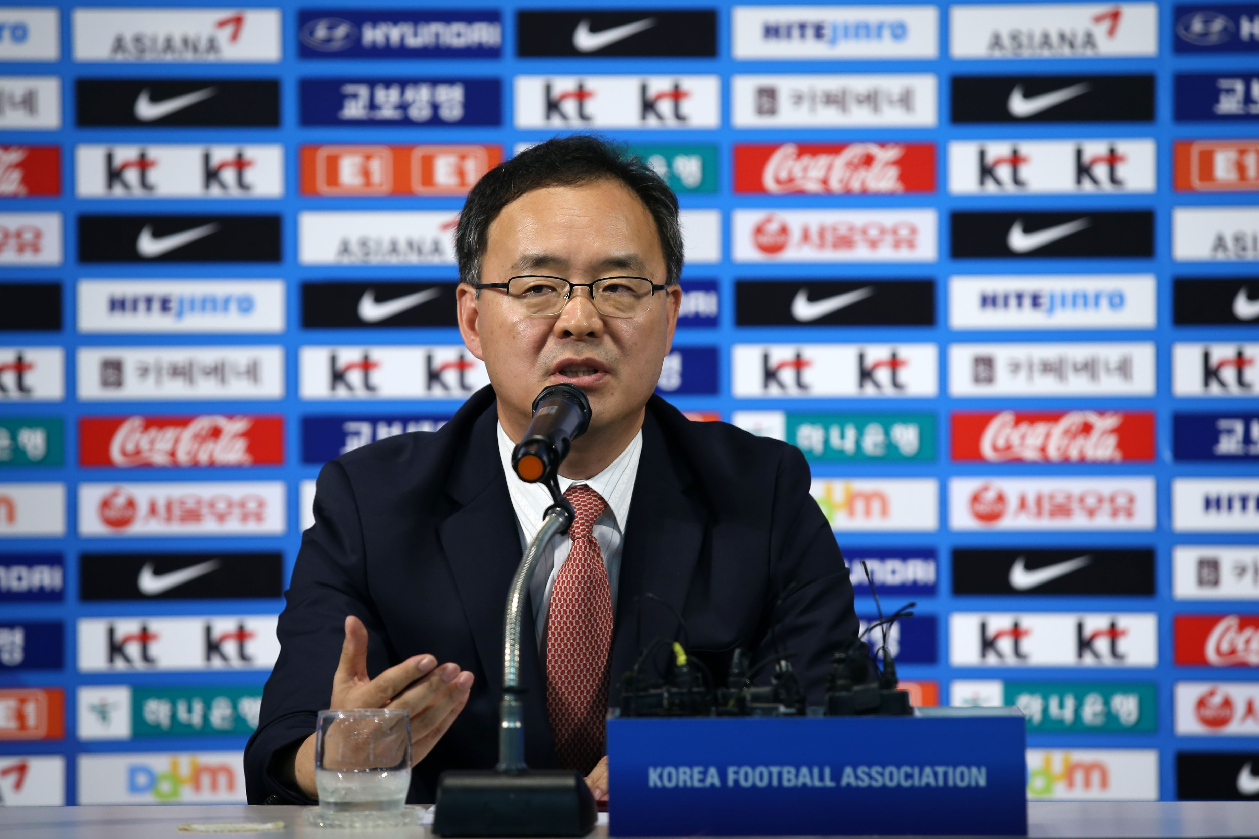 이용수 기술위원회 위원장이 축구회관에서 기자회견을 갖고 있다 ⓒ 협회 제공