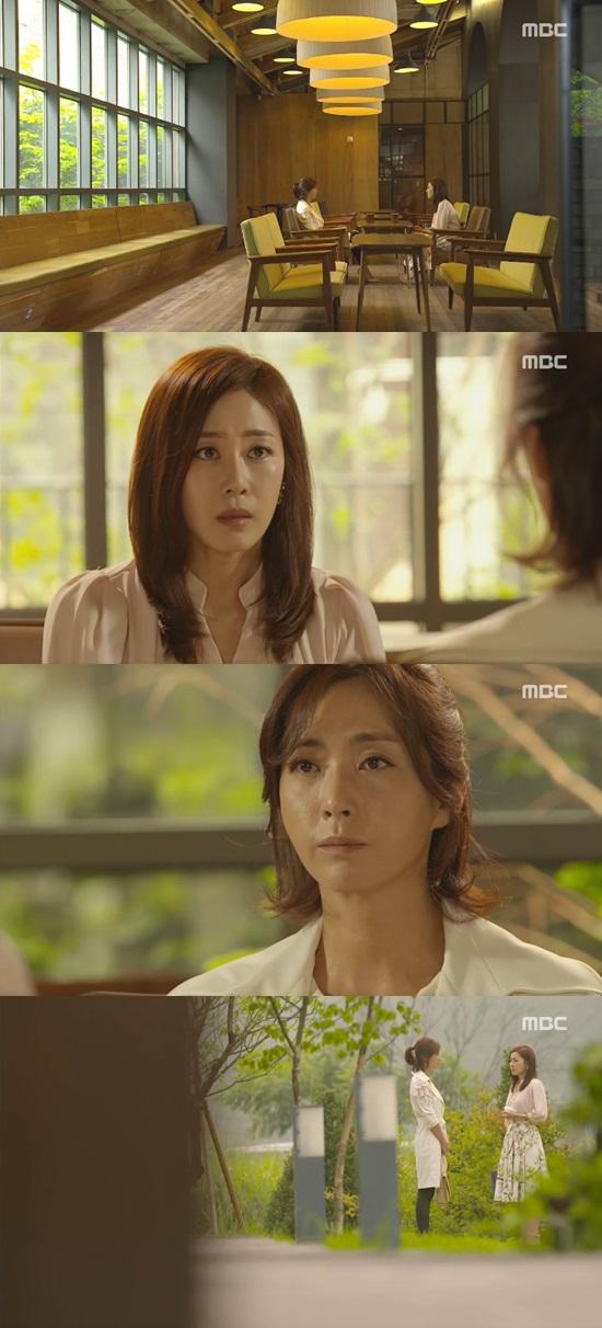 '마마' 문정희가 송윤아의 부탁을 받아 들였다.  ⓒ MBC '마마' 방송화면
