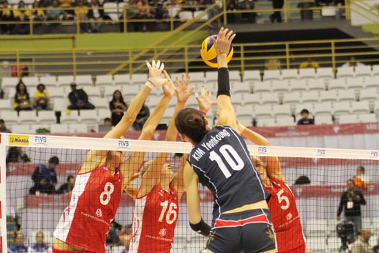 김연경이 2014 그랑프리 러시아와의 조별라운드에서 스파이크를 시도하고 있다 ⓒ FIVB(국제배구연맹) 제공