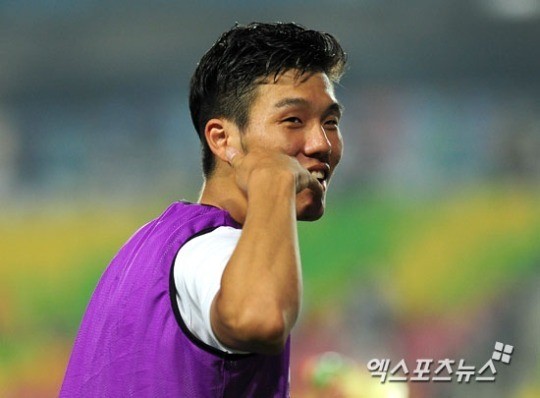 경기도 수원월드컵경기장에서 열린 2012 피스컵 수원 함부르크SV(HAMBURGER SV)와 FC흐로닝언(FC GRONINGEN)의 경기에 함부르크가 2:1로 승리했다. 경기가 끝나고 석현준이 지인에게 전화하라는 제스쳐를 취하고 있다. ⓒ 엑스포츠뉴스