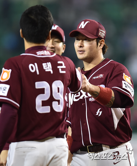 37호 홈런을 신고한 박병호(오른쪽) ⓒ 엑스포츠뉴스DB