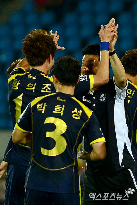 성남FC가 FA컵 8강전서 유일한 대학팀 영남대를 누르고 준결승 진출에 성공했다. 사진은 7월 울산 현대전의 성남 선수들 ⓒ 엑스포츠뉴스