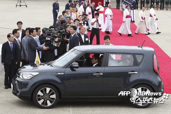 14일 방한한 프란치스코 교황이 경기도 성남 서울공항에서 의전차량인 쏘울에 탑승하고 있다. ⓒ AFPBBNews = News1