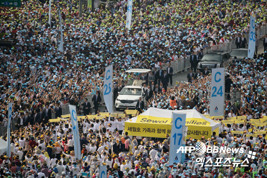 프란치스코 교황이 16일 오전 서울 광화문광장에서 열린 시복식에 앞서 카퍼레이드를 하고 있다. ⓒ AFPBBNews = News1