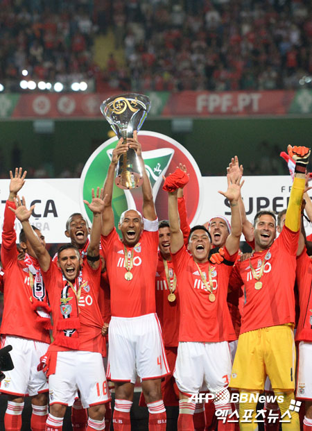 포르투갈 챔피언 벤피카가 2014-15시즌을 앞두고 열린 리우 아베와의 포르투갈 슈퍼컵에서 승리한 뒤 트로피 세리머니를 펼치고 있다. ⓒAFPBBNews = News1