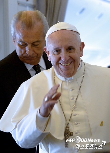귀국 기내 기자회견에 참석한 프란치스코 교황의 왼편 가슴에 노란 리본이 달려있다. ⓒAFPBBNews = News1