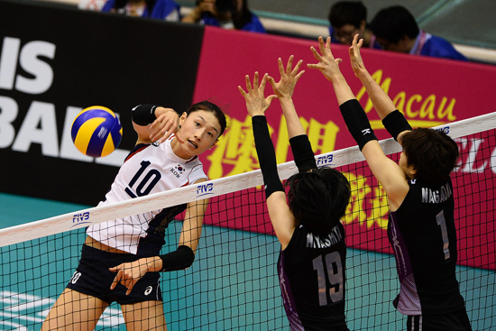 김연경이 2014 그랑프리 배구대회 일본과의 경기서 공격을 시도하고 있다 ⓒ FIVB(국제배구연맹) 제공