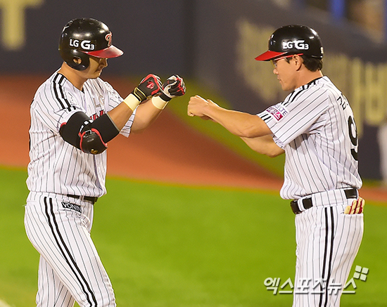 역전 적시타를 때려낸 후 세리머니 하는 박용택 ⓒ 잠실, 김한준 기자