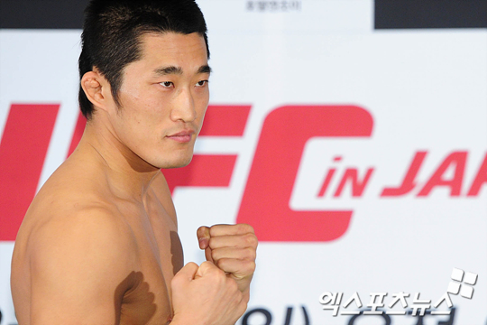 스턴건 김동현이 23일 열린 UFC Fight Night MACAO에서 타이론 우들리와의 웰터급 매치에서 아쉬운 패배를 당했다.ⓒ 엑스포츠뉴스