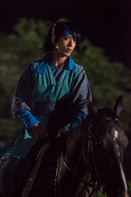 배우 정용화가 드라마 '삼총사' 에서 말 추적신을 소화했다. ⓒtvN