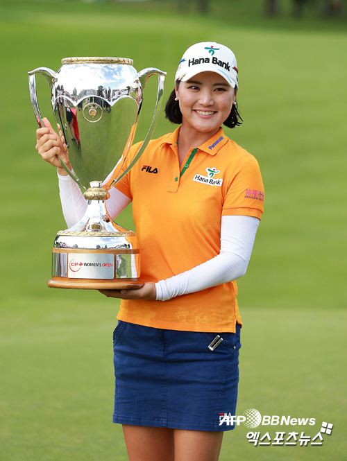 유소연이 2014 LPGA 캐나다 여자오픈에서 우승을 차지한 뒤 우승 트로피를 들고 있다 ⓒ AFPBBNews = News1