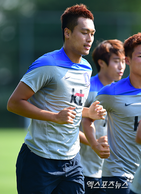 아시안게임 대표팀에 소집된 김신욱이 파주 국가대표팀 트레이닝센터에서 첫 훈련에 임하고 있다 ⓒ 엑스포츠뉴스=김한준 기자