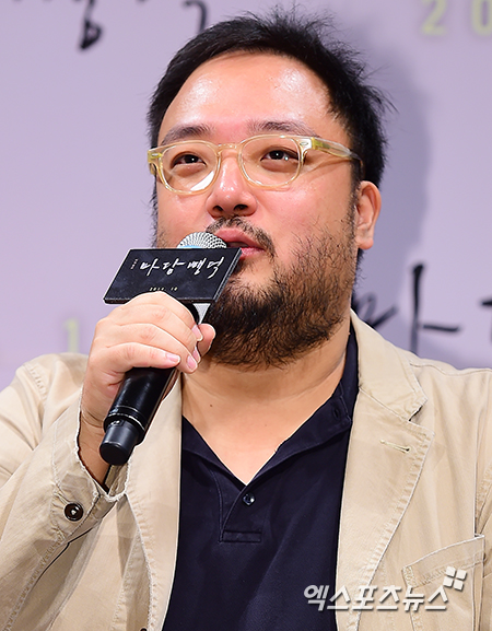 ​영화 '마담뺑덕' 제작보고회에 참석한 임필성 감독이 질문에 답하고 있다. ⓒ김한준 기자