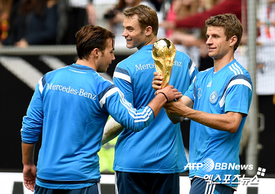 2014 브라질월드컵 우승 국가인 독일 축구대표팀이 아르헨티나와의 평가전을 앞두고 훈련장에서 월드컵 트로피를 공개했다. ⓒAFPBBNews = News1