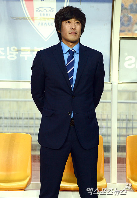 경기도 수원월드컵경기장에서 열린 2014 K리그 클래식 수원 삼성 블루윙즈와 성남FC의 경기에 수원 서정원 감독이 경기준비를 하고 있다. ⓒ 엑스포츠뉴스