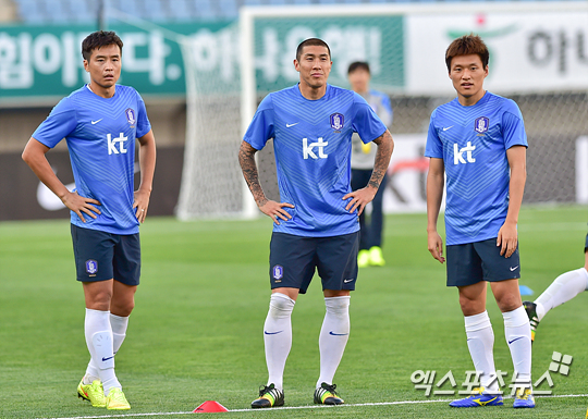 4일 오후 경기도 부천시 부천종합운동장에서 하나은행 초청 축구국가대표팀 친선경기 기자회견을 마치고 열린 공개훈련, 한국 축구대표팀 이동국, 차두리, 이명주가 훈련에 임하고 있다. ⓒ 엑스포츠뉴스 권혁재 기자