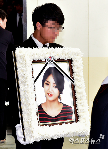 5일 오전 8시 서울 안암동 고려대 안암병원 장례식장에서 故 은비의 유가족과 지인, 레이디스코드 멤버 애슐리와 주니를 포함한 80여명이 참석한 가운데 엄수됐다. 권혁재 기자
