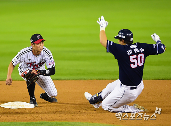 두산 김현수가 5일 LG전에서 7회 대타 박건우로 교체됐다. 2루타 이후 송구에 종아리를 맞은 것이 타박상으로 이어졌다 ⓒ 잠실, 김한준 기자