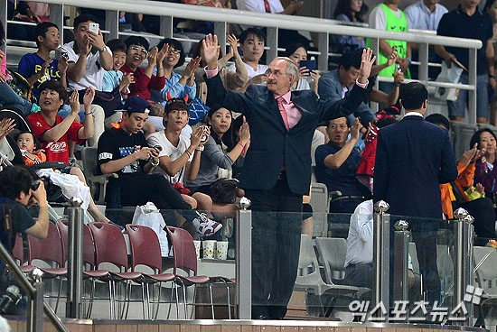  8일 오후 경기도 고양시 고양종합운동장에서 열린 축구국가대표팀 친선경기 대한민국과 우루과이의 경기에 한국대표팀 슈틸리케 신임감독이 경기관전을 위해 경기장을 찾아 관중들에게 인사를 하고 있다. ⓒ 엑스포츠뉴스 권태완 기자