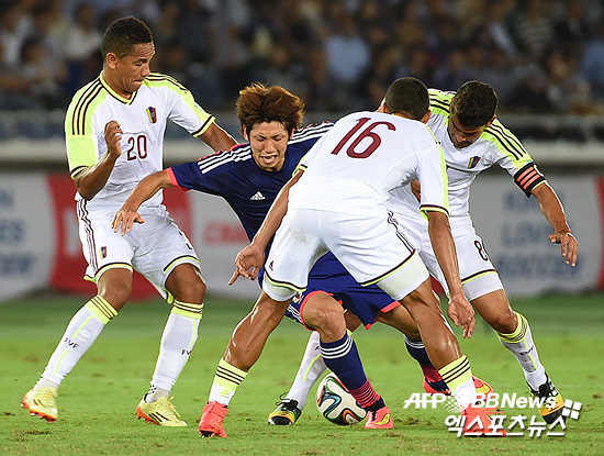 일본 베네수엘라 친선 경기에서 일본과 베네수엘라 선수가 공다툼을 벌이고 있다. ⓒ AFPBBNews = News1