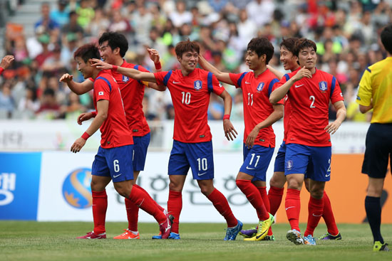 이광종 감독이 이끄는 아시안게임 축구대표팀이 10일 안산와스타디움에서 치른 UAE와의 비공개 평가전에서 2-1로 승리했다. 사진은 지난 6월 쿠웨이트와 평가전 모습. ⓒ 대한축구협회 제공