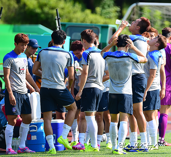 1일 오후 경기도 파주시 탄현면 파주 국가대표트레이닝센터에서 열린 아시안게임 축구대표팀 훈련에 참석한 선수들이 러닝 후 물을 마시고 있다. ⓒ 엑스포츠뉴스