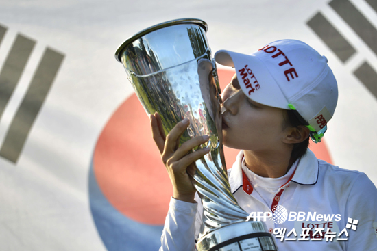 김효주가 2014 에비앙 챔피언십 우승트로피에 입맞추고 있다 ⓒ AFPBBNews = News1