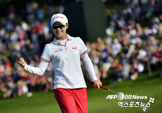 김효주가 2014 에비앙 챔피언십 최종 라운드 18번홀에서 버디를 성공시키며 환호하고 있다 ⓒ AFPBBNews = News1