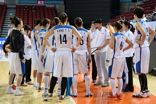 연습경기 도중 작전타임을 갖는 대표팀 ⓒ WKBL