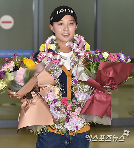 2014 에비앙챔피언십에서 우승을 차지한 김효주가 인천공항에 도착한 뒤 취재진을 향해 포즈를 취하고 있다  ⓒ 권혁재 기자