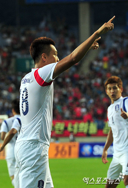 김신욱이 말레이시아와의 1차전에서 득점에 성공한 후 기뻐하고 있다 ⓒ 엑스포츠뉴스