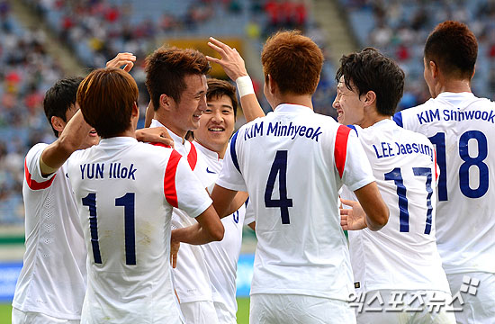 지난 말레이시아와의 1차전에서 임창우의 선제골이 터지자 기뻐하고 있는 남자축구대표팀 ⓒ 엑스포츠뉴스