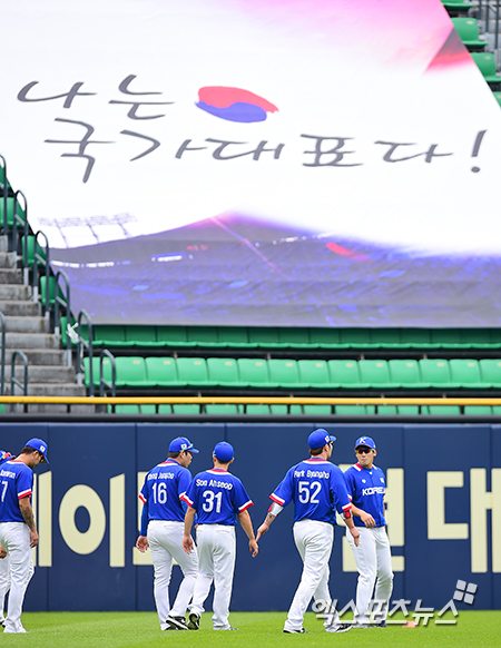 잠실구장에서 워밍업 중인 야구 대표팀 ⓒ 잠실, 김한준 기자