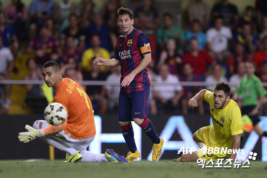 스페인 프리메라리가 바르셀로나의 리오넬 메시가 비야레알과의 2014-15시즌 2라운드에 출전해 슈팅을 시도하고 있다. ⓒAFPBBNews = News1