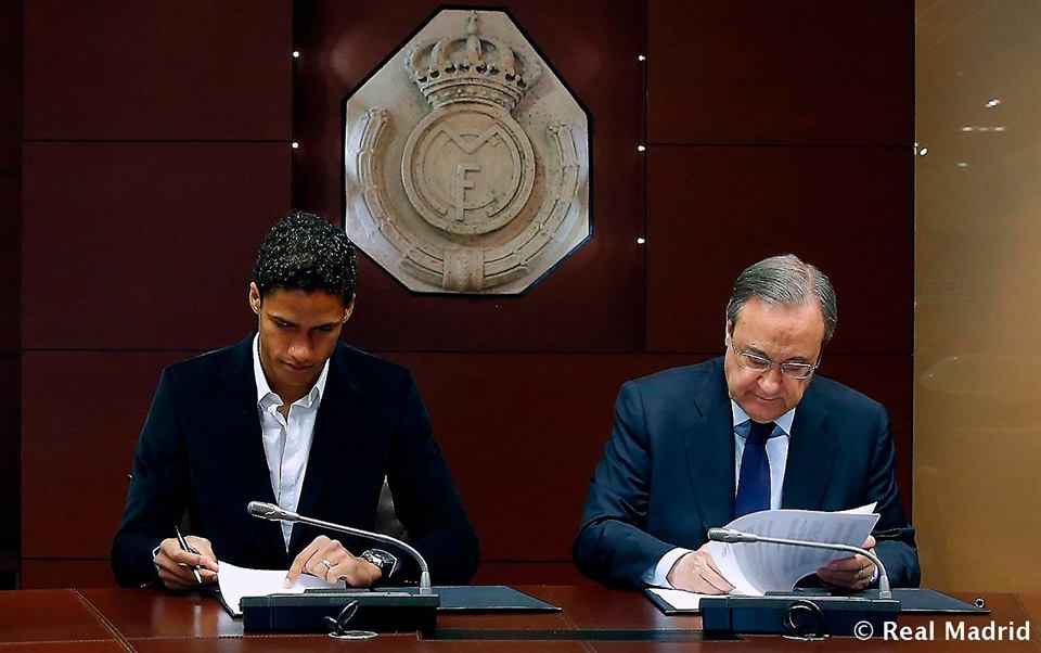 라파엘 바란이 레알 마드리드 페레즈 회장과 재계약에 사인하고 있다 ⓒ 레알 마드리드 공식 홈페이지 캡쳐