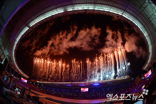 인천아시안게임 개막식이 화려한 불꽃쇼와 함께 열리고 있다 ⓒ 엑스포츠뉴스=권혁재 기자