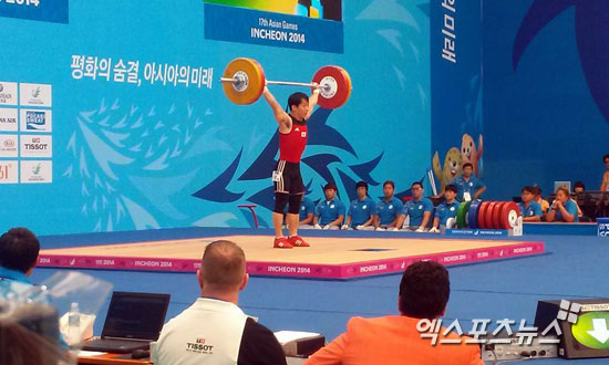 한국 역도의 기대주 고석교가 인상 1차시기서 105kg을 들어올리고 있다 ⓒ 엑스포츠뉴스=김형민 기자