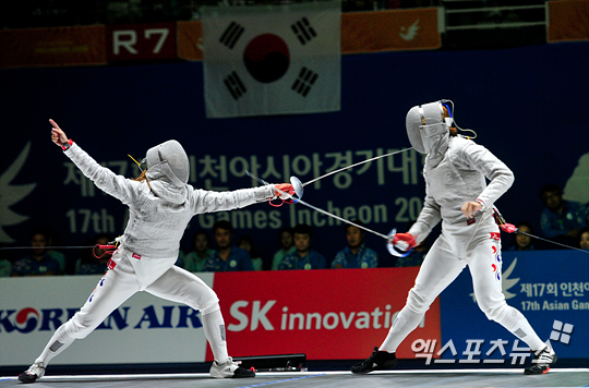 여자부 사브르 개인전 결승에서 맞붙은 김지연(왼쪽)과 이라진 ⓒ 고양, 권혁재 기자