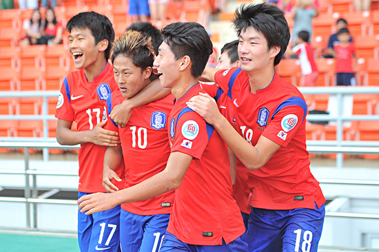 16세 이하 축구대표팀이 태국에서 열린 AFC U-16 챔피언십 북한과 결승전에서 선제골을 넣고도 후반에 2골을 내줘 아쉽게 준우승에 그쳤다. ⓒ 대한축구협회 제공